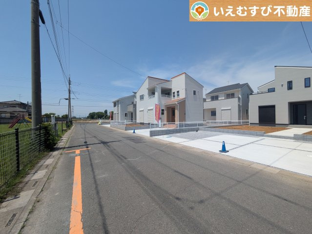 安心の広々6ｍ前面道路　6ｍの前面道路はお車の駐車が楽々！すれ違える広さが確保されています♪