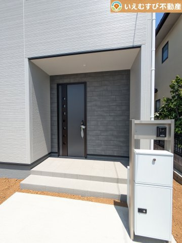 落ち着いた色づかいのエントランス　駐車場からアクセスの良いエントランス。雨の日や荷物が多くても安心の動線♪