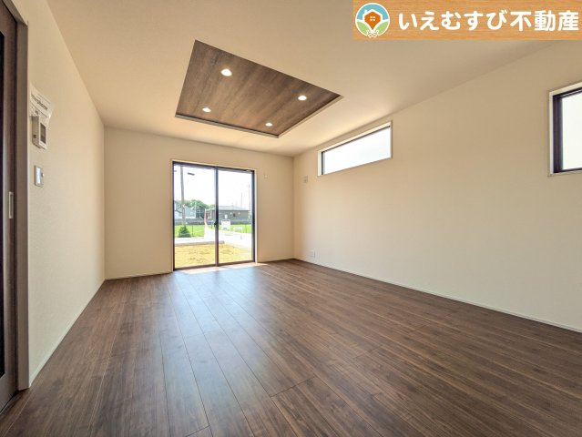 開放感と家族との距離感にこだわったＬＤＫ　開放的な折り上げ天井のリビングで家族みんなでくつろげそうですね♪