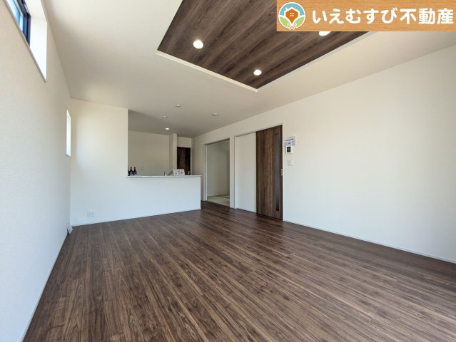 自然光で満たされる明るく開放感溢れるリビング　たっぷりの採光で明るい空間。家族みんなでくつろげます♪