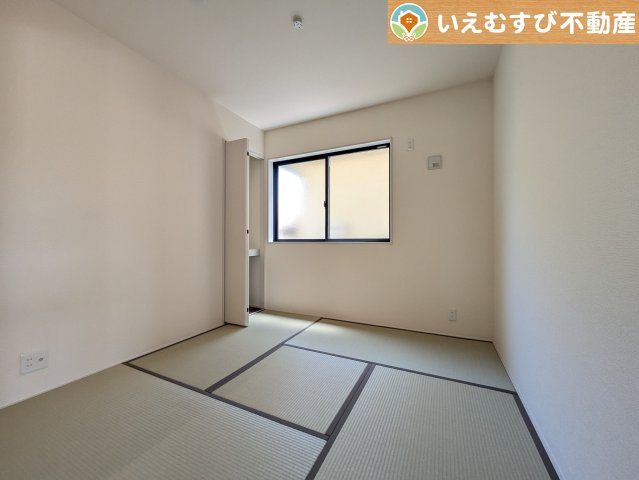 すぐ横になれる和室は、みんながほっと一息つける空間　ちょっとした休憩や来客時、お子様のお世話にも大活躍しそうですね♪