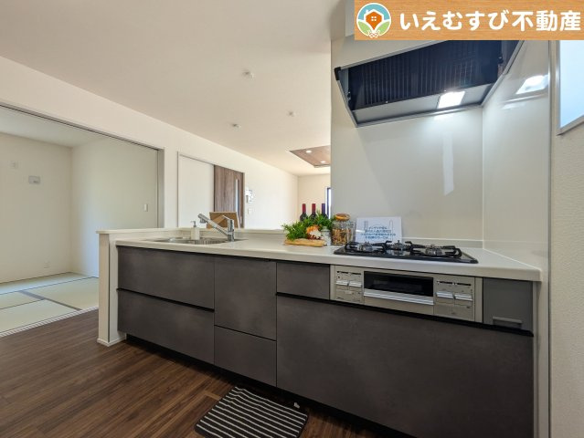 機能性収納性に溢れるキッチン　収納もたっぷり付いていてすっきり片付く！毎日楽しくお料理が出来そうです！