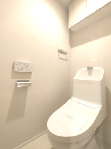 【トイレ】　洗浄機能付きトイレ。上部には収納付で、トイレットペーパー等、買い置きもしやすそうです。