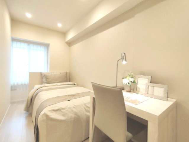【洋室？】　お子様の勉強部屋、書斎など使い方を想像しながらぜひご覧ください。※家財は付属しません。
