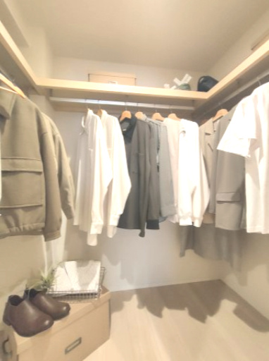 【洋室？　収納】　戸建に負けない収納力を備えております。