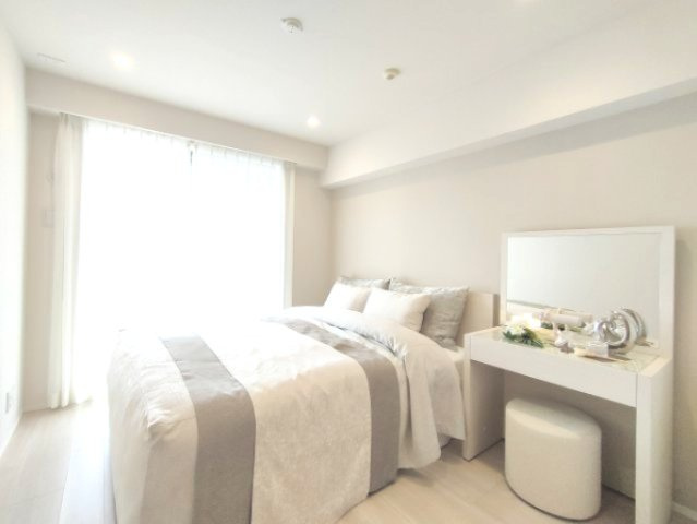 【洋室？】　バルコニーに面した明るいお部屋です。陽気に楽しみ、やすらぐ室内。※家財は付属しません。