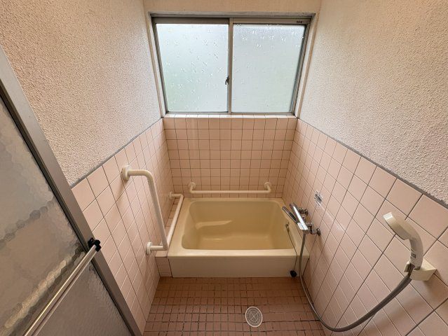窓付きで明るく開放感のある浴室。自然換気が可能なため湿気がこもりにくく、カビ対策にも役立ちます。浴槽まわりに手すりが設置され、安全性にも配慮。小さなお子様からご年配の方まで安心してご利用いただけます。