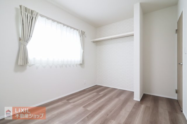 【子供部屋】2階6帖の洋室は子供部屋にいかがでしょうか。収納も付いており衣類や学用品もスッキリ片づけられます。