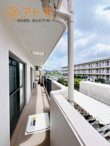 やっぱり助かる広々バルコニー♪お布団や洗濯物を干せるのはもちろん、広々としたバルコニーで少しでも家事を楽ちんに！
