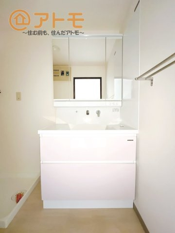 収納豊富な3面鏡の洗面化粧台は使い勝手良好♪