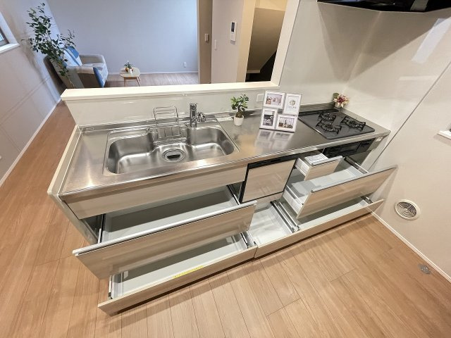 収納力もあり、キッチン周りもスッキリと片付きます。　