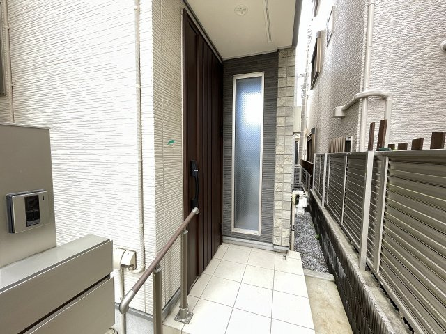 宅配等の受け取りの際にも、室内が見えない玄関で、防犯面も安心。　