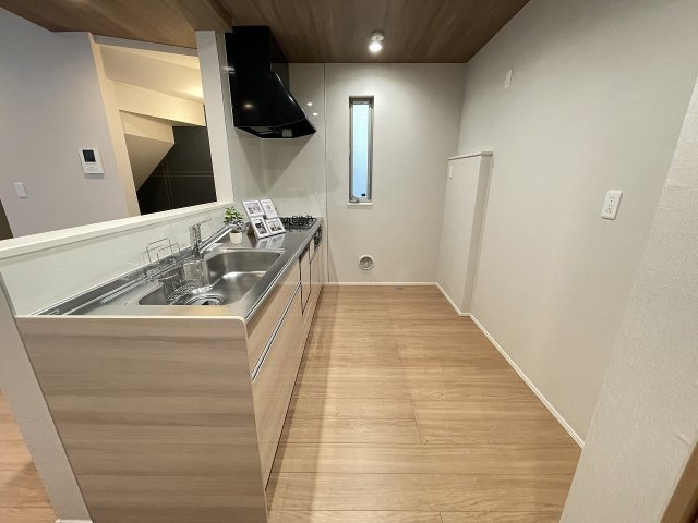 広々としたキッチンは、家族で並んで楽しく料理をするのにもピッタリ。　