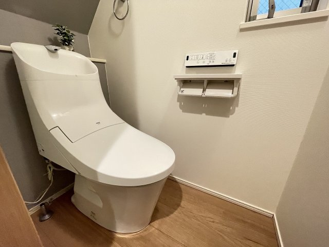 温水洗浄便座付きの清潔感あるトイレは、落ち着いた空間に。　