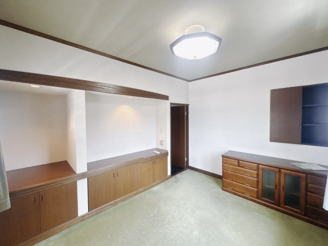 ■洋室｜お洒落なアクセントカラーが入っているので、シックな雰囲気になっております。落ち着いた雰囲気で夜はよく眠れそうですね