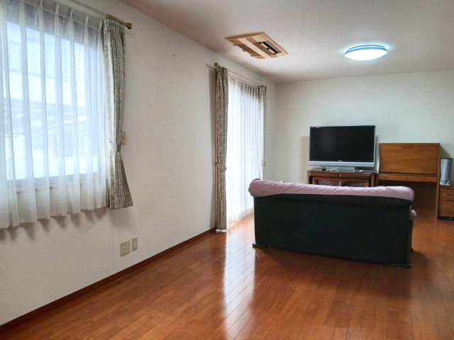 【リビング／現地写真】明るい日差しの入る22帖のLDKは家族団らんの場所にはピッタリです。