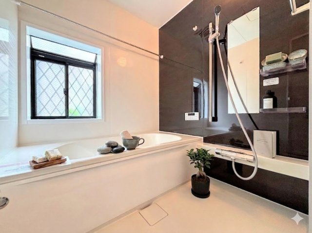 モデルルーム写真◆モダンデザインの空間が気持ちよさを高めてくれるバスルーム。すっきりとした清潔感があり、心身をリフレッシュできる寛ぎを深めてくれるスペースです。(家具はイメージです)