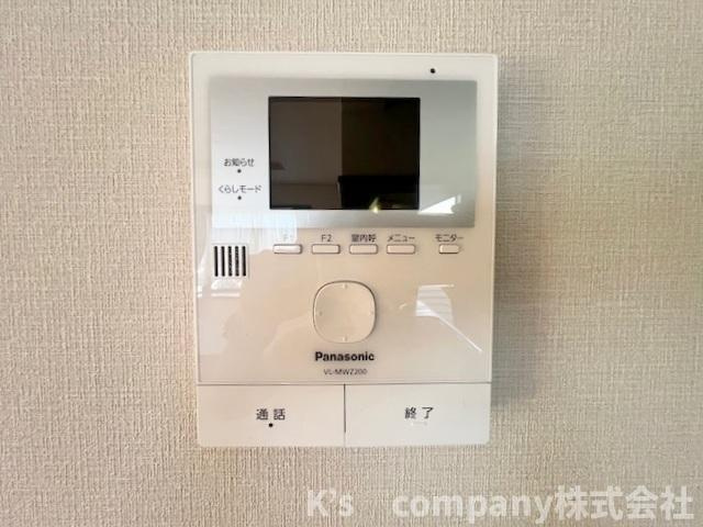訪問者の顔が確認できるモニター付きインターホン☆