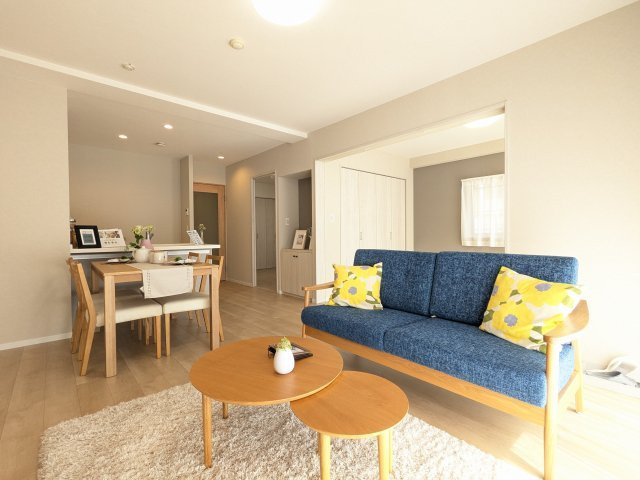 14．5帖のＬＤＫは、ダイニング、リビングスペースを分けやすい縦長設計♪　リビング横の洋室は、仕切引き戸を開放すれば、20．5帖のＬＤＫ感覚でお使いいただけます♪　※家具、調度品は売買に含まれません。