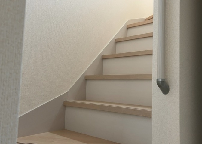 建物の上下階の通路である階段は、その位置によって動線や室内の印象が大きく左右されます。手摺にも重要な役割があり、転倒の防止・歩行や動作を円滑にして日常生活を支えることを主な目的として設置されています。
