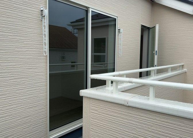 バルコニーは、室外の専用スペースのうち、「屋根がなく開放された空間」であるものを指します。ベランダより広いタイプのものが多く、日当たりもよいため家庭菜園などを楽しみたい人にとって適した環境となります。