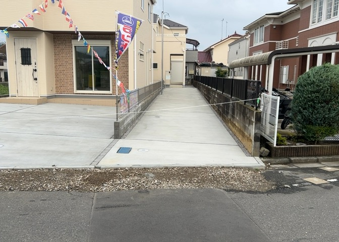 住宅用の土地では前面道路に2m以上接していなければならないと法律で定められています。しかし、お持ちの車のサイズやライフスタイルなどにより、2mでは利便が悪い場合もございますので、事前に確認しましょう。