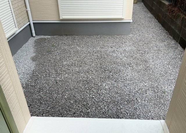 庭があることでガーデニングや家庭菜園はもちろん、こどもの遊び場やペットを放して遊ぶことができます。また、家の周囲に余裕があるということです。隣地との間があれば、十分な日当たりと、風通しが確保できます。