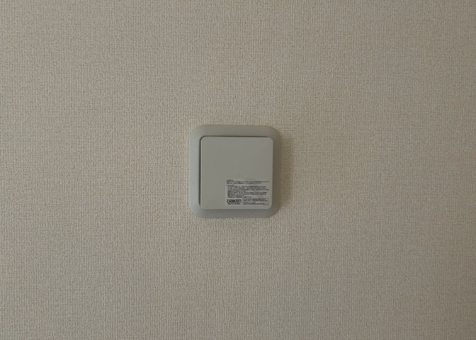1日中建物内の換気が行われるように設計された仕組みです。気密性の高い住宅は、家に籠った空気でシックハウス症候群になる可能性がありますが、24時間換気システムであれば計画的な換気で対策が可能です。