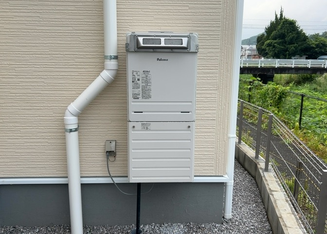 省エネ給湯器とは従来型の給湯器より熱効率が高く、少ない燃料でたくさんのお湯を沸かすことが出来る高効率な給湯器のことを指します。また、省エネ給湯器には種類があり、利便性や効果なども様々です。