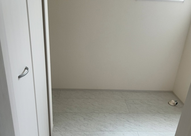 多くの戸建て住宅で見かける洗面脱衣所は、洗面台と洗濯機が2畳ほどのスペースに並べられていて、洗面所が脱衣所を兼ね備えている間取りが一般的です。お客様が利用することもある、パブリックな空間でもあります。