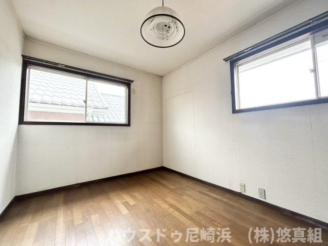 ■2階洋室　二面採光で明るい室内♪