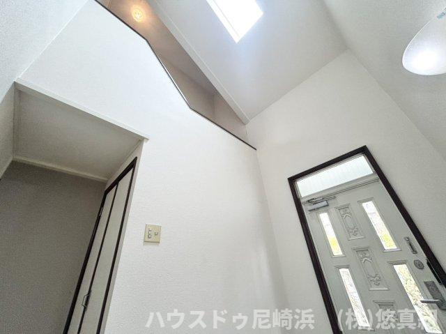 ■玄関上は吹抜けになり天井が高く開放感を感じられます♪