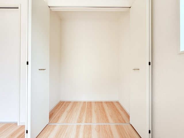 普段使いのお洋服や小物はもちろん、季節物のお洋服などもしっかりと整理整頓おしまい頂けます。居室空間をより広く隅々までお使いいただけますね。