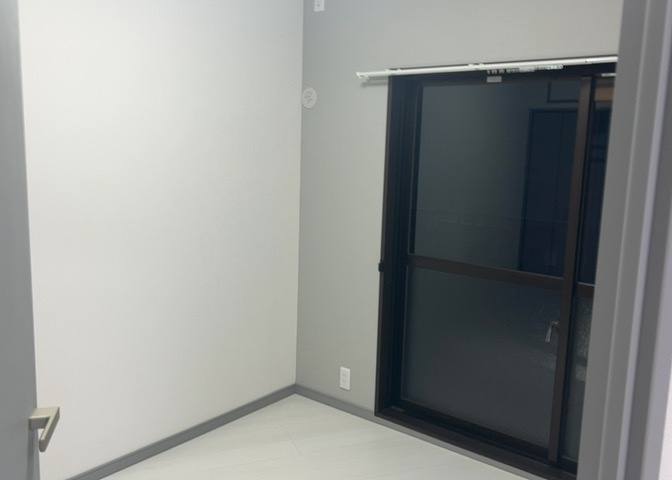 洋室のメリットは重い家具が置きやすく、身の回りが整理しやすいことです。　床がフローリングのため畳とは異なり凹みにくいです。　クローゼットなど収納が豊富で、普段使わない旅行カバンや服の整頓も簡単にです。