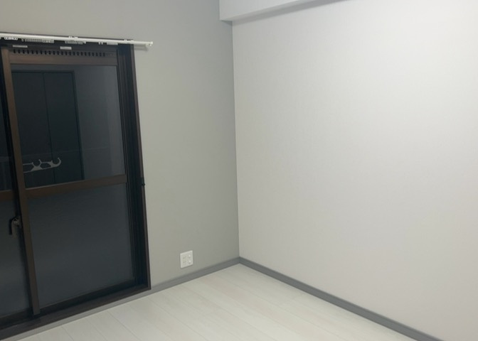 寝室でゆっくりと過ごすためにはベッド周りの適度な空間を担保することや窓の位置、照明の明るさ、寝室の広さなどを考える必要があります。自身や家族の構成とライフスタイルに併せて寝室にする部屋を選びましょう！