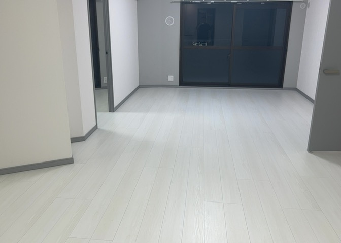 内装はとにかくおしゃれなものがいい！と選ぶ前に、まず住んだ後のことを想像してみましょう。住んでみたらコンセントの位置が悪くて使いにくいなど出てきます。事前にどの家電をどこに置くか想定しておきましょう。