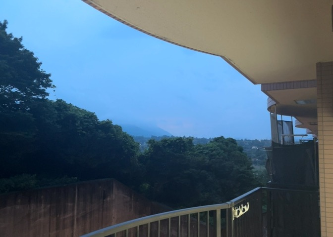 眺望の良さを楽しめるダイニングキッチンで家族団らんの時間を過ごしてはいかがでしょうか。バルコニーから見える景色を家族で眺める時間は、時間が経つのを忘れてしまいそうですね。是非、現地を見に行きましょう！
