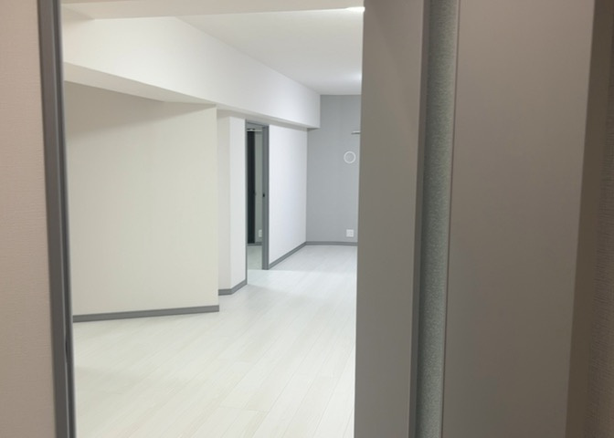 玄関は家の顔でもあり、家族以外の目にも止まる場所です。玄関は外との間を仕切る扉、靴などをしまっておく収納スペース、靴脱ぎのたたきスペース、来客とのやり取りをするドアホンなど複数のアイテムからなります。