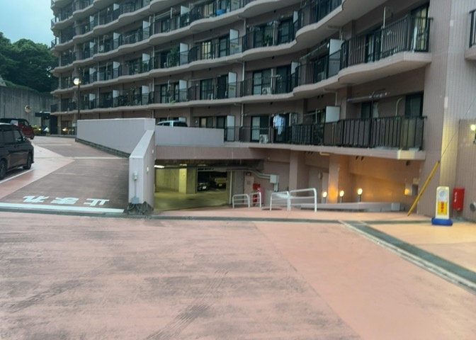 駐車場と明記されていても、最小スペースでつくられた駐車場だと大型車は駐車できなかったり、出入りしにくくなったりする可能性があります。お車のサイズと購入したい物件の駐車場のサイズを現地で確認しましょう。