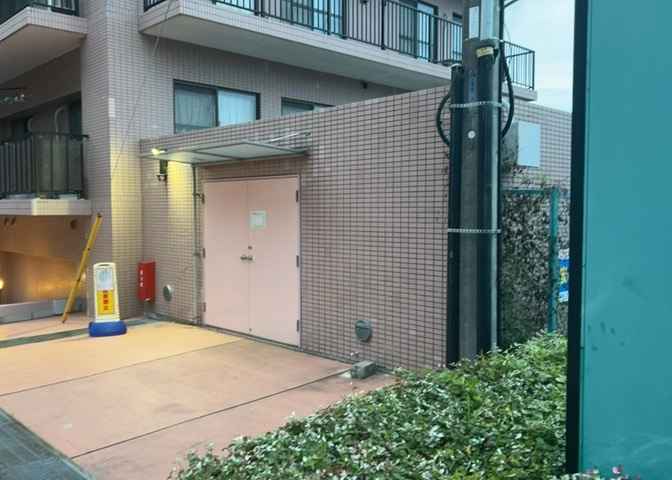 共有部分は、住民なら誰もが使える設備のこと。例えば駐車場やエレベーター、インターネット設備、セキュリティ設備などがあります。他にも、マンションの廊下・外部階段やエントランス・ゴミ置き場などがあります。