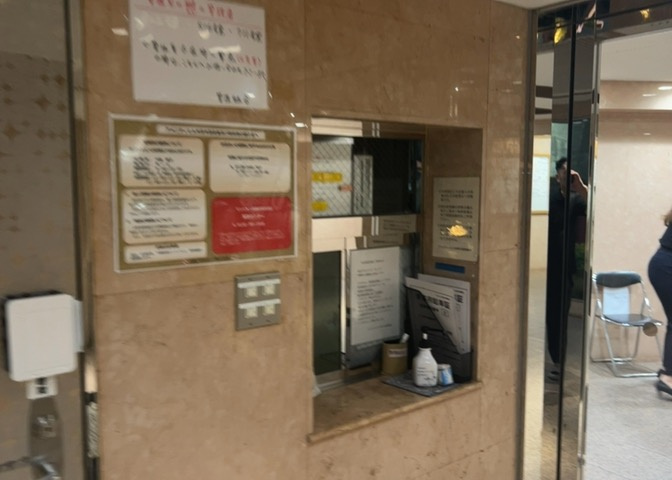 受付はマンションコンシェルジュがいる場合もあれば、管理人が滞在する小部屋を総称して呼ぶことがあります。主にエントランスに設置されていることから、防犯面でも期待ができます。防犯設備がない場合はより安心！
