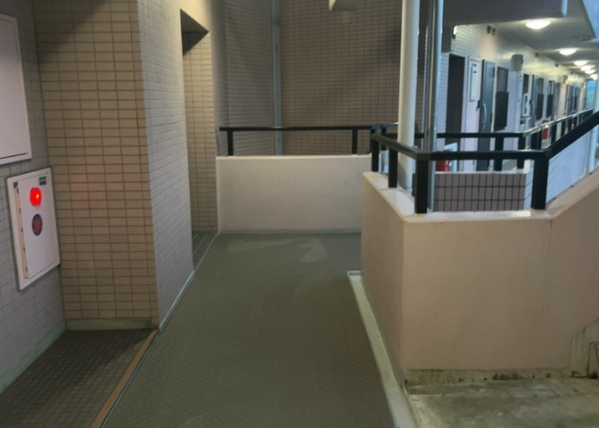 共有部分は、住民なら誰もが使える設備のこと。例えば駐車場やエレベーター、インターネット設備、セキュリティ設備などがあります。他にも、マンションの廊下・外部階段やエントランス・ゴミ置き場などがあります。