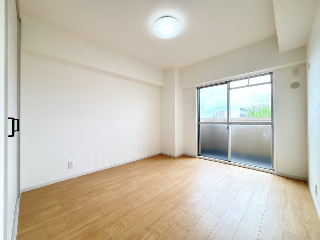 北西側洋室です。　6帖、収納付き