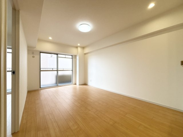 リビングです。　南向きバルコニーで温かみのある空間になります◎