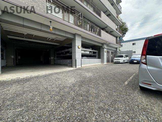 敷地内駐車場の様子です。駐車しやすそうなスペースです。