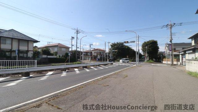 広さと静けさを兼ね備えた前面道路