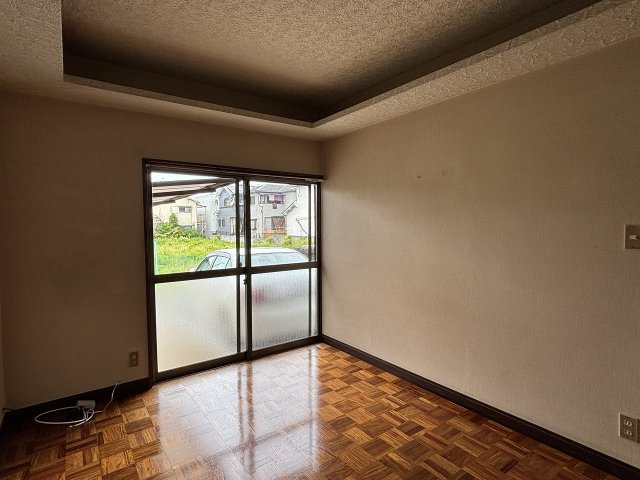 1階洋室です。　二面に窓があるので通風良好♪