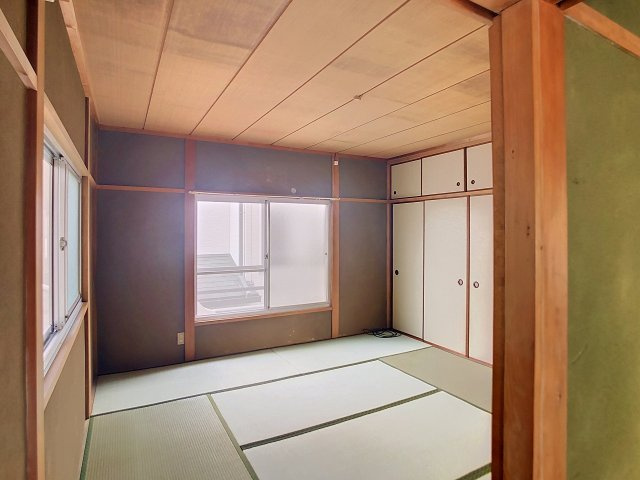 2階8帖和室です。　大きな押入があります。　こちらからバルコニーへ出られます。