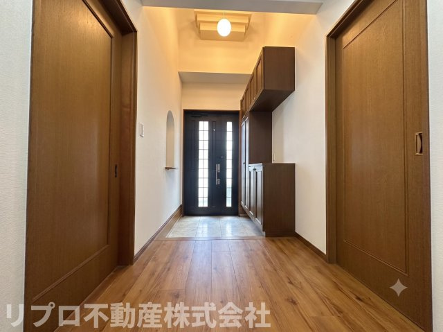 吹き抜けの玄関で解放感が感じられます　　※AI画像使用しています
