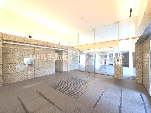 高級感あるエントランス部分になります。オートロックのマンションです。